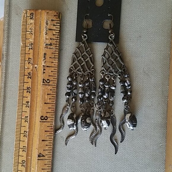 Macabre Multipack! Two pairs of earrings and 3 pinback buttons - 7 gothy pieces - Picture 9 of 9